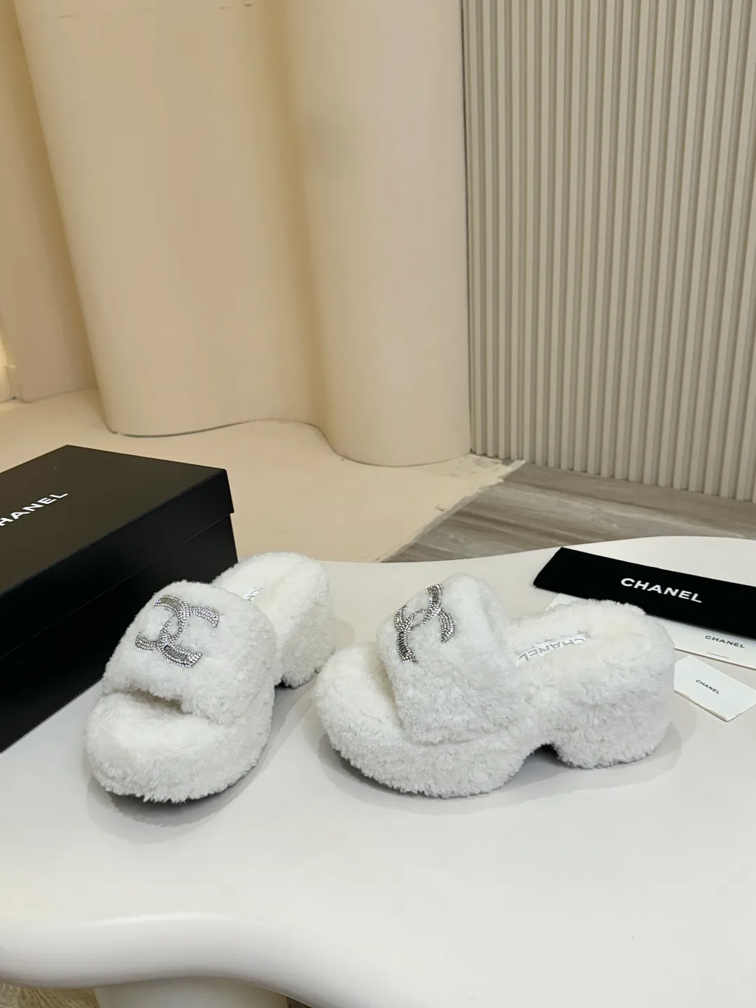 👟👟Ex-factory price 480👟👟 Chanel CHANEL thick-soled fur flip flops｜Finally waited for this pair of celebrity show style same style🧚♀️ The upper is covered with soft and waxy lamb wool, with classic double C diamond buckle👟👟The texture is full of texture. As soon as you put it on, your sense of luxury will instantly soar. The inner lamb wool fabric is as comfortable as stepping on clouds☁️ Thickened rubber soles, 8cm at the heel, 6.5cm at the forefoot, with raised bars, easy to wear with long legs~ The wedge heel design is super easy to walk, lazy and fashionable. It is very elegant for daily outings and date wear. It is a must-have and versatile artifact for this autumn and winter, waiting for you~ #chanel slippers #Celebrity Style #Advanced Wearing Fabric: Lamb 🐑 Wool Lining: Lamb 🐑 Wool Feet: lamb 🐑 hair Outsole: wear-resistant and non-slip rubber outsole Size: 35–40